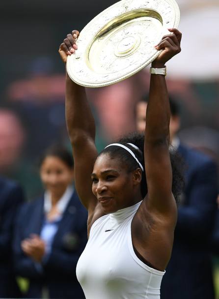 Una strepitosa Serena Williams alza per la settima volta il trofeo a Wimbledon (Afp)
